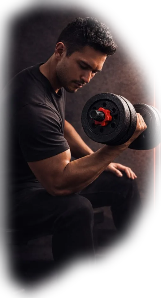 Persona entrenando con mancuerna ajustable en casa